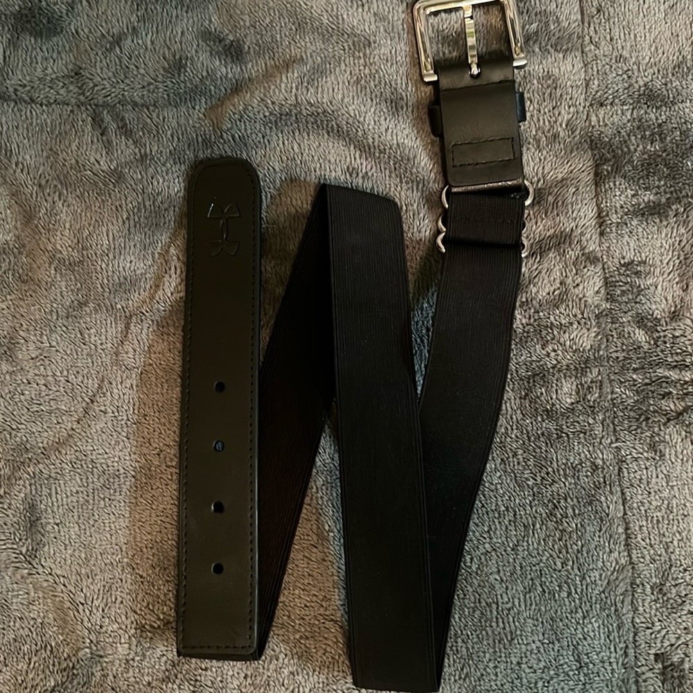 Women’s black Under Armor softball belt